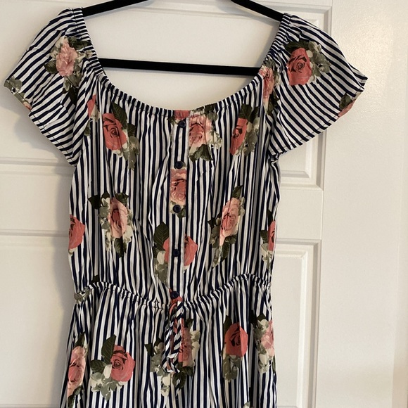 Short in front long in back floral print dress by Kismet. Size medium 100% Rayon - Picture 2 of 6